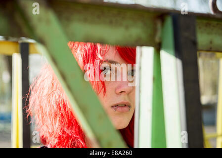 Teenage Punk Shy girl fashion cheveux teints rouge lumineux Banque D'Images