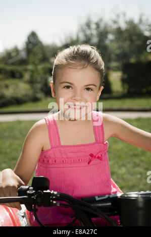 Smiling girl avec quadbike sur zone de formation de conducteur Banque D'Images