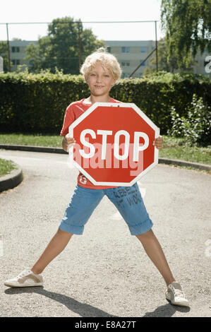 Garçon sur la formation des conducteurs domaine holding stop Banque D'Images