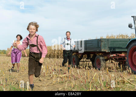 Dans l'exécution de la famille cornfield, Bavière, Allemagne Banque D'Images