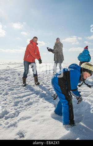 Family having snowball fight, smiling, Bavière, Allemagne Banque D'Images