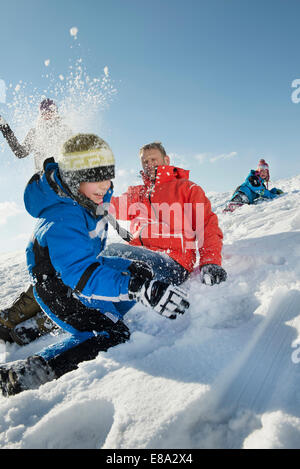 Family having snowball fight, Bavière, Allemagne Banque D'Images