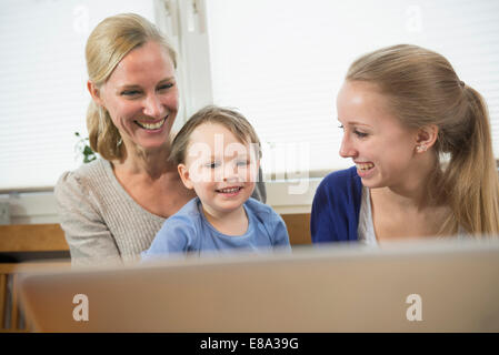 Mère, fille et fils d'être amusé par quelque chose dans internet Banque D'Images
