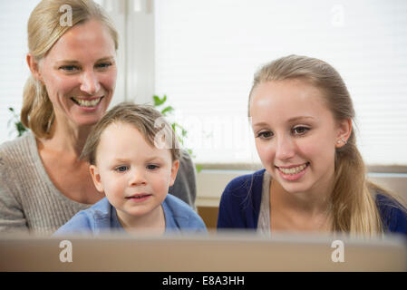 Mère, fille et fils d'être amusé par quelque chose dans internet Banque D'Images