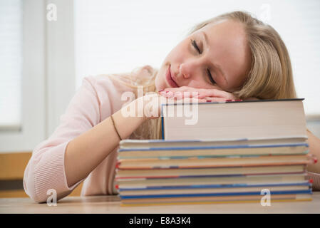 Teenage girl sleeping on books Banque D'Images