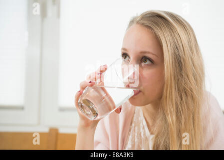 Teenage girl drinking water, Close up Banque D'Images