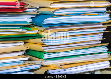 Dans les fichiers sur des étagères de bureau bureaux empilés les fichiers couleur Banque D'Images