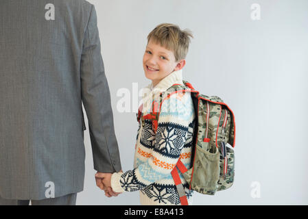 Père accompagnant son fils à l'école, smiling Banque D'Images