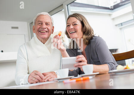 Couple heureux à table à manger manger trouvera appple Banque D'Images