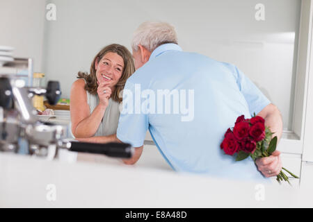 Hauts homme donnant à roses rouges pour femme Banque D'Images