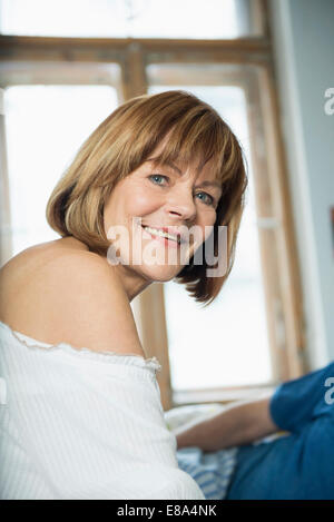 Portrait of senior woman smiling while man in background Banque D'Images