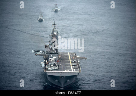 Le navire d'assaut amphibie USS America (LHA 6), avant, et les navires de la Marine péruvienne la voile en formation au cours d'un exercice de passage dans l'océan Pacifique le 3 septembre 2014. L'Amérique est engagée dans une mission d'effectuer des missions de formation avec les nations partenaires througho Banque D'Images