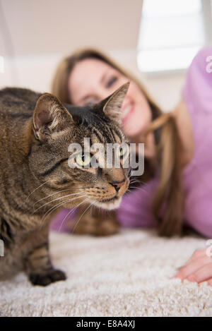 Cat et mature woman at home Banque D'Images