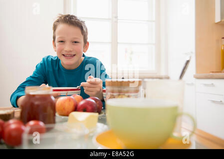 Boy having breakfast in kitchen Banque D'Images