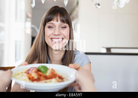 Portrait de femme avec plaque de spaghetti, smiling Banque D'Images