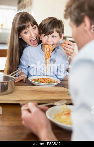 Family having meal Banque D'Images