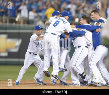 L'équipe Royal Group, 30 septembre 2014 - MLB : Salvador Perez des Royals de Kansas City célèbre avec ses coéquipiers dont Norichika Aoki (L) après avoir frappé le jeu simple gagnant dans le bas de la 12ème manche au cours de la Ligue américaine de baseball éliminatoires Wild Card match contre les Athletics d'Oakland au Kauffman Stadium à Kansas City, Missouri, United States. (Photo de bla) Banque D'Images