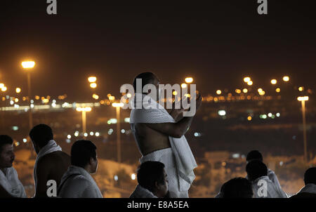 La Mecque, en Arabie Saoudite. 3e oct, 2014. Pèlerins musulmans prier au sommet du mont miséricorde sur les plaines d'Arafat pendant le pic de l'haj annuel pèlerinage, près de la ville sainte de La Mecque le 03 octobre 2014. /Alamy Live News /Alamy Live News Crédit : ZUMA Press, Inc./Alamy Live News Banque D'Images