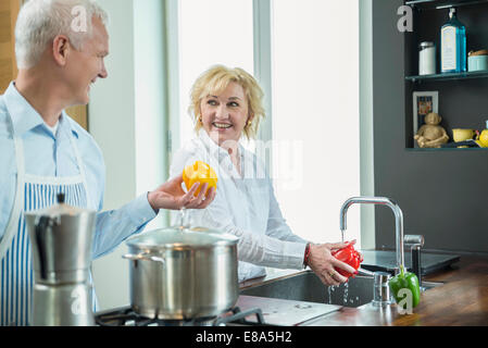 D'âge mûr la cuisine et lave-poivre, smiling Banque D'Images