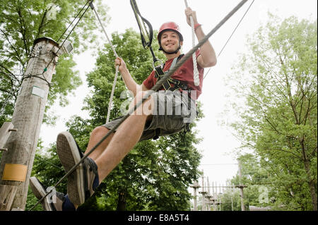 Portrait of young man climbing crag, smiling Banque D'Images