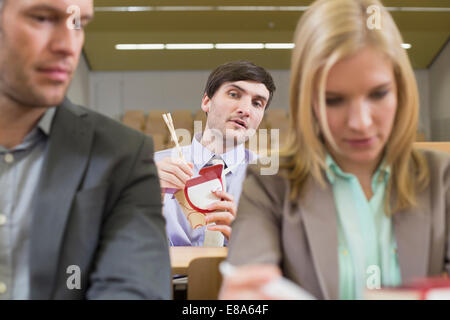 Ennuyer businesspeople in auditorium Banque D'Images