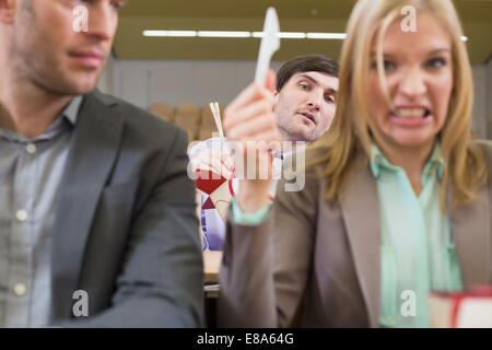 Ennuyer businesspeople in auditorium Banque D'Images