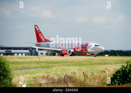 Jet2 Jet2.com Boeing 737 G-CELE la circulation au sol à l'aéroport international de Leeds Bradford. Banque D'Images