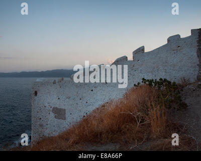 Un mur extérieur de la vieille ville fortifiée de Monemvasia, situé sur une petite île grecque au large de la côte du Péloponnèse Banque D'Images