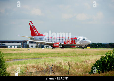 Jet2 Jet2.com Boeing 737 G-CELE la circulation au sol à l'aéroport international de Leeds Bradford. Banque D'Images