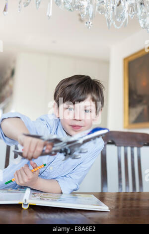 Portrait de Garçon jouant avec les modèles de l'avion, smiling Banque D'Images