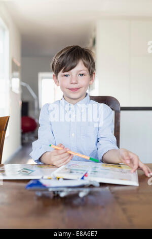 Portrait of boy fait ses devoirs, smiling Banque D'Images