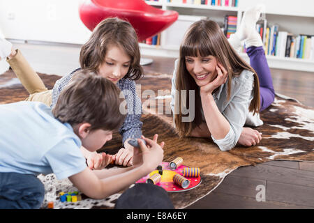 Jeu de société mère jouant avec ses enfants Banque D'Images
