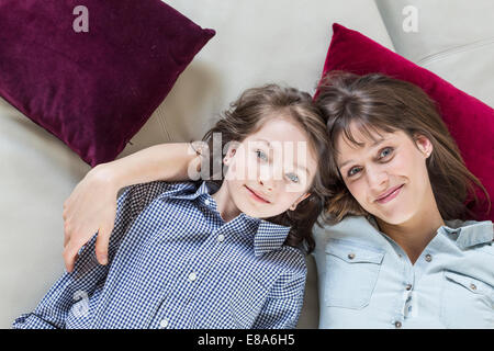 Portrait of mother and daughter lying on floor, smiling Banque D'Images
