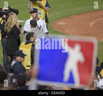 Derek Jeter (Yankee), le 25 septembre 2014 - MLB : Derek Jeter des Yankees de New York est interviewé après le match contre la Ligue Majeure de Baseball les Orioles de Baltimore au Yankee Stadium dans le Bronx, New York, United States. (Photo de bla) Banque D'Images