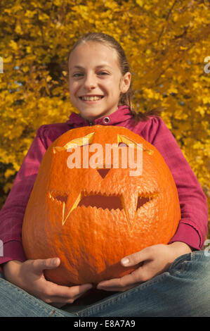Girl holding halloween lanterne, smiling, portrait Banque D'Images