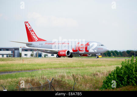 Jet2 Jet2.com Boeing 737 G-CELV le roulage à l'aéroport international de Leeds Bradford. Banque D'Images