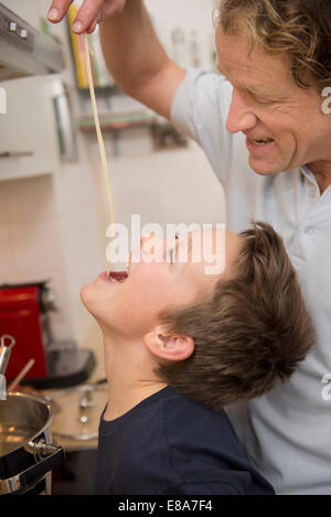 Père et fils spaghetti de dégustation Banque D'Images