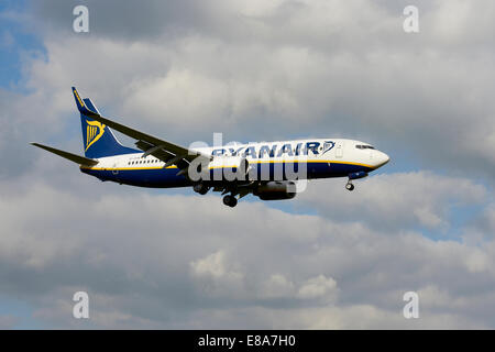 Ryanair Boeing 737-800 EI-DYN l'atterrissage à l'aéroport international de Leeds Bradford. Banque D'Images