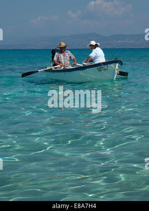 Un couple grec n'certains sur leur bateau de pêche au large de l'île d'Elafonisos Banque D'Images