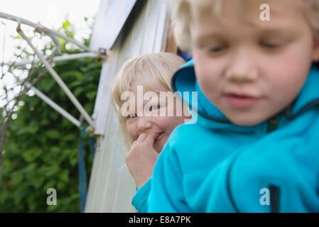 Portrait de deux jeunes enfants garçon fille cute blonde Banque D'Images