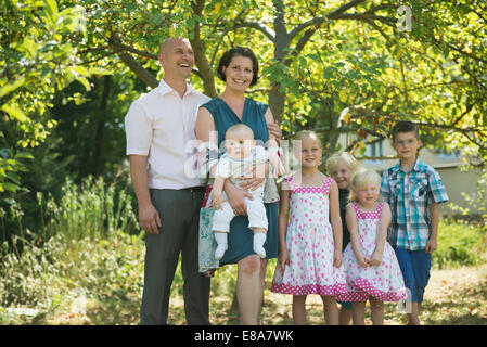 Portrait de famille des parents et cinq enfants Banque D'Images