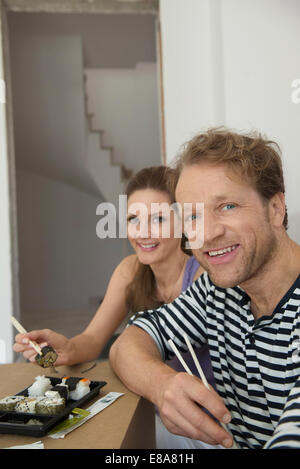 Portrait couple déjeuner manger des sushis au repos Banque D'Images