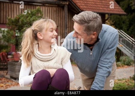 Heureux père et fille face à face Banque D'Images