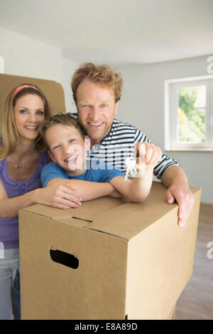 Jeune famille heureuse nouvelle accueil clés de maison Banque D'Images