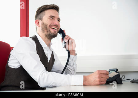 Conversation téléphonique de l'homme bureau de rire Banque D'Images