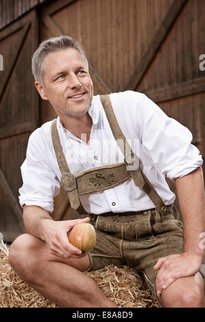 Dans l'homme à la ferme, Barvaria lederhosen, Allemagne Banque D'Images
