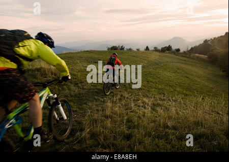 Deux vélos de montagne sur le chemin, Kolovrat, Istrie, Slovénie Banque D'Images