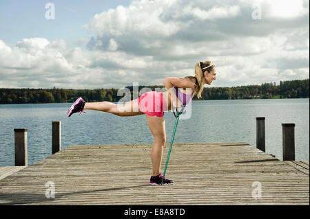 Woman Woman exercising with resistance band, Woerthsee, Bavière, Allemagne Banque D'Images