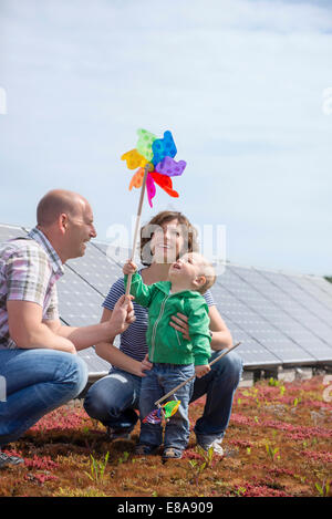 Baby holding toy moulin l'énergie symbolique Banque D'Images