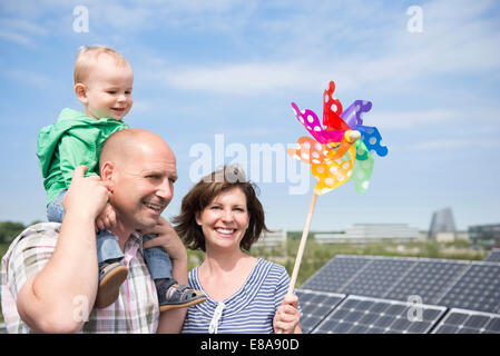 Les parents de l'électricité éolienne panneau solaire bébé Banque D'Images